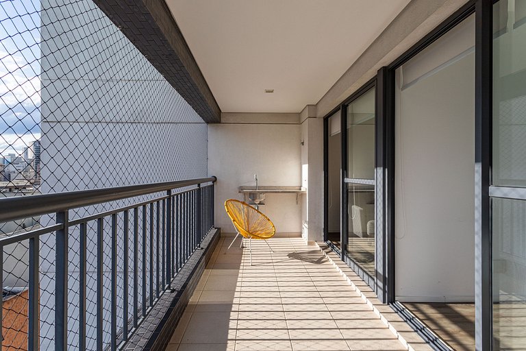 Apto com sacada ampla em predio com piscina