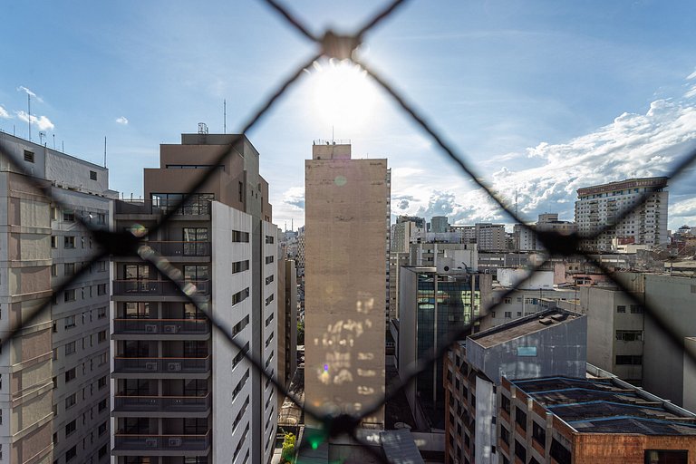 Apto com sacada ampla em predio com piscina