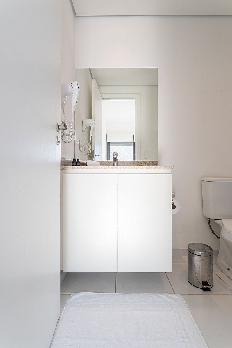 Apto com sacada ampla em predio com piscina