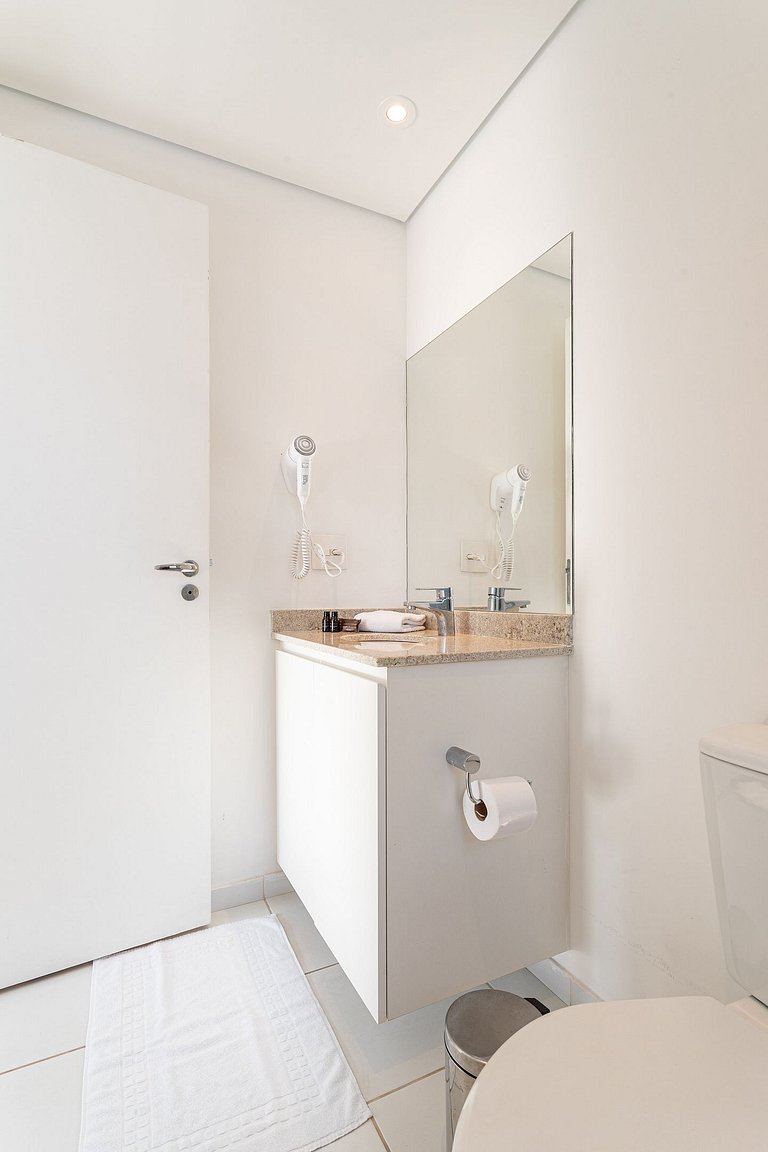 Apto com sacada ampla em predio com piscina