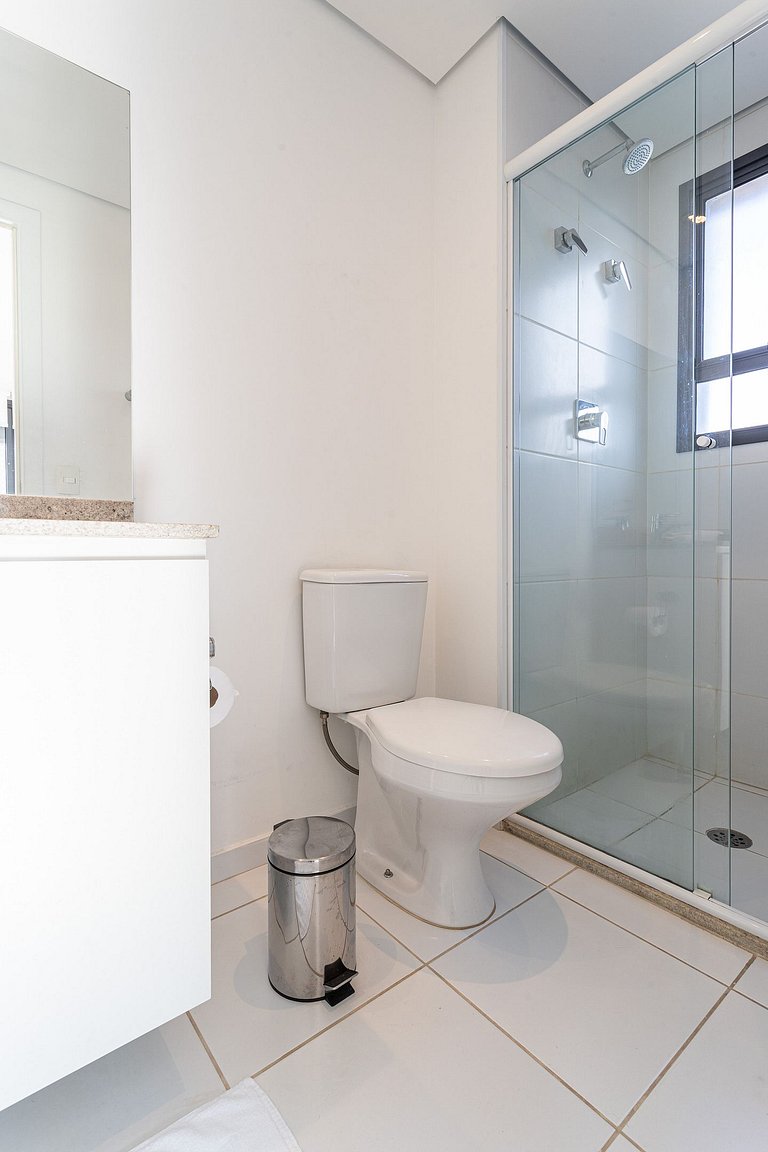 Apto com sacada ampla em predio com piscina