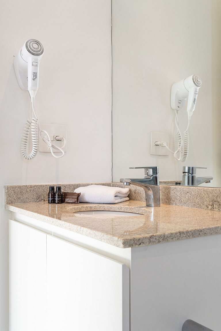 Apto com sacada ampla em predio com piscina