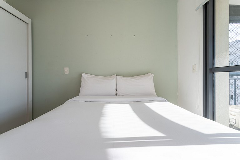 Apto com sacada ampla em predio com piscina