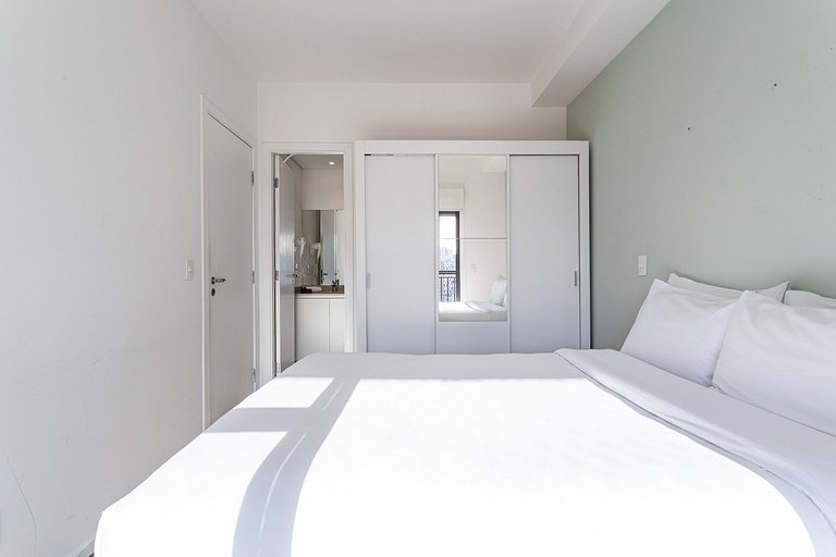 Apto com sacada ampla em predio com piscina