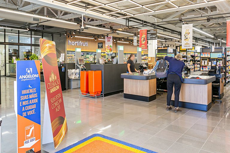Estúdio moderno com estacionamento