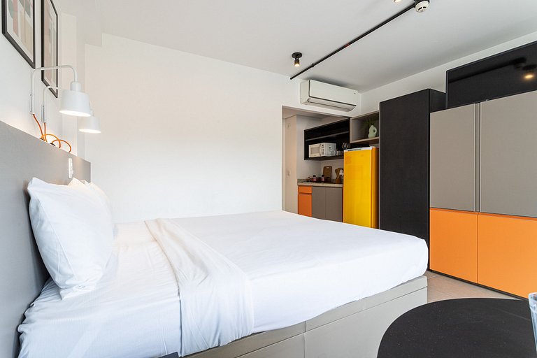 Studio casal com sacada ao lado da Faria Lima