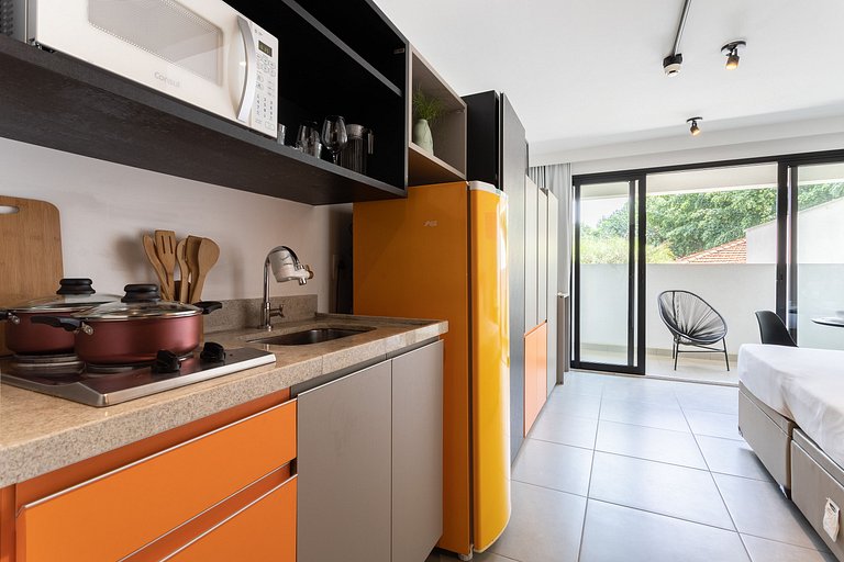 Studio casal com sacada ao lado da Faria Lima