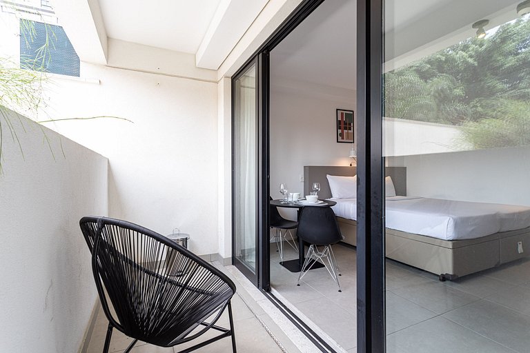 Studio casal com sacada ao lado da Faria Lima