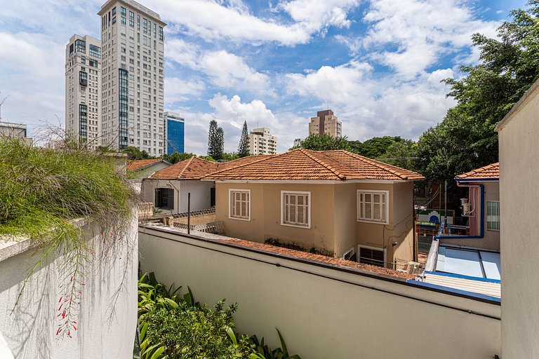Studio casal com sacada ao lado da Faria Lima