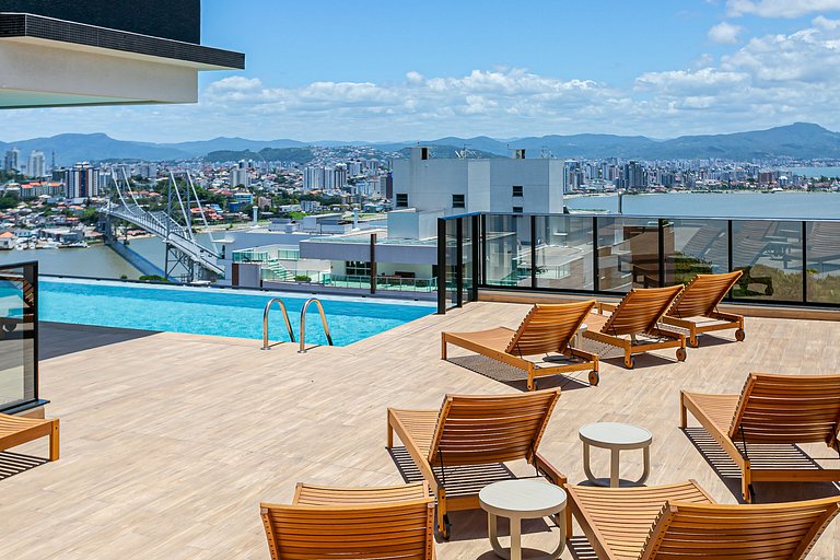 Estúdio em prédio com food hall e piscina