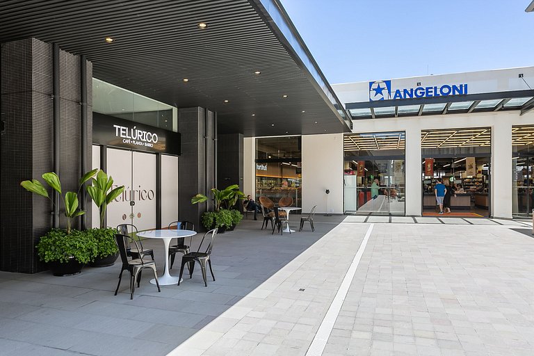 Estúdio em prédio com estacionamento e mercado