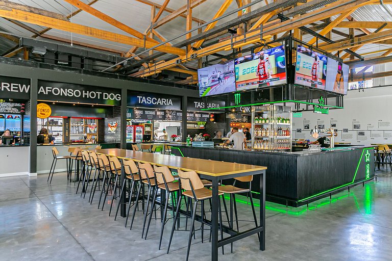 Estúdio em prédio com food hall e piscina