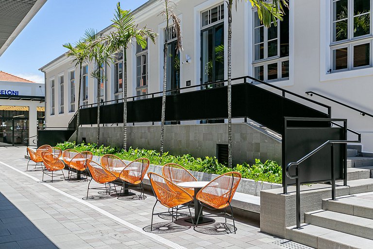 Estúdio em prédio com food hall e piscina