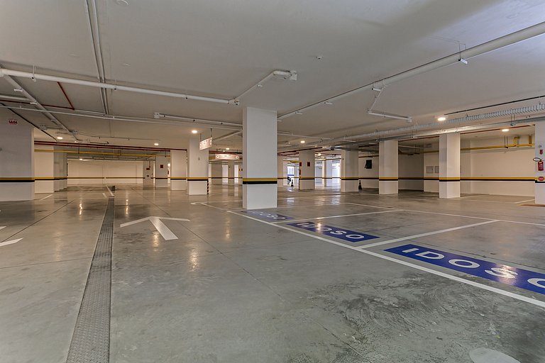 Estudio em prédio com estacionamento e rooftop