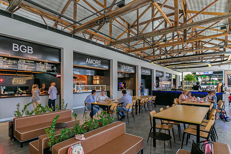 Estúdio em prédio com food hall e piscina
