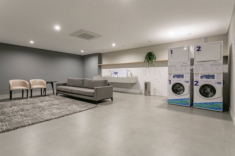 Estúdio moderno, prédio com piscina