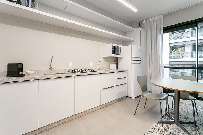 Estudio em prédio com estacionamento e rooftop