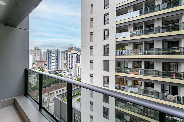 Estudio em prédio com estacionamento e rooftop