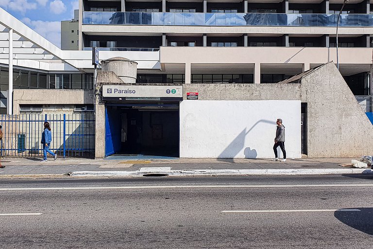 Estúdio com cama casal em prédio próximo ao metrô