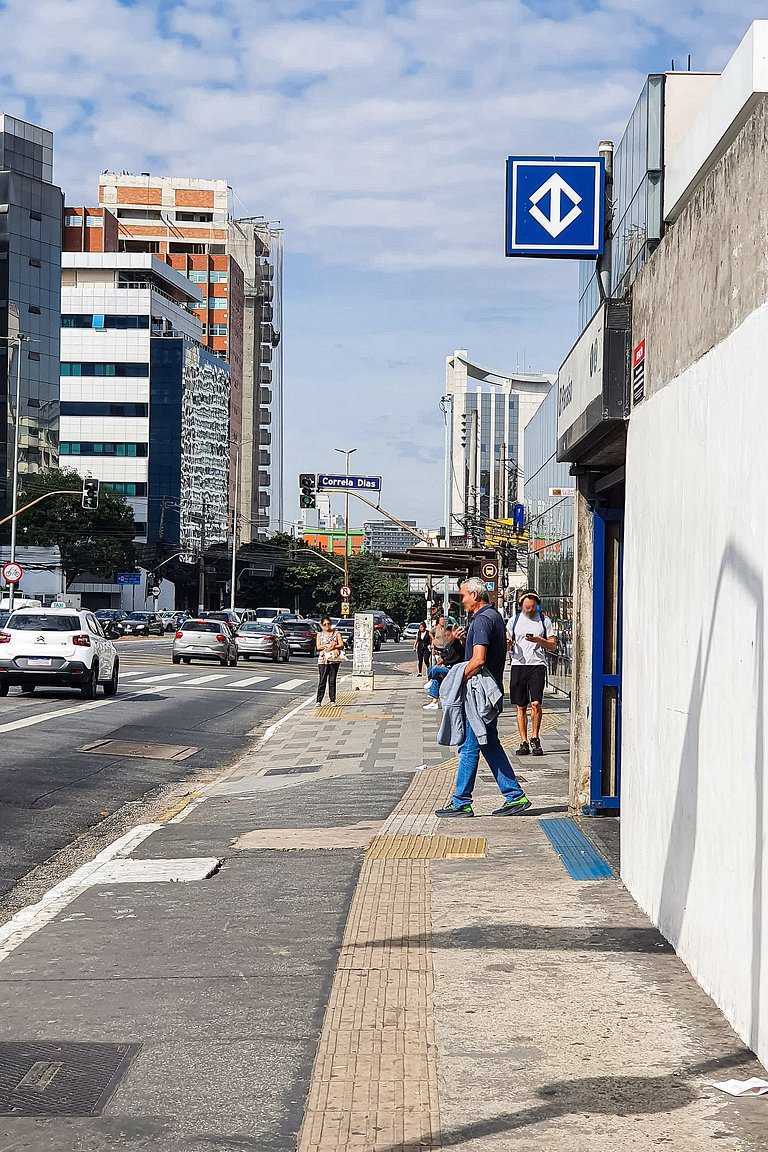 Estúdio com cama casal em prédio próximo ao metrô