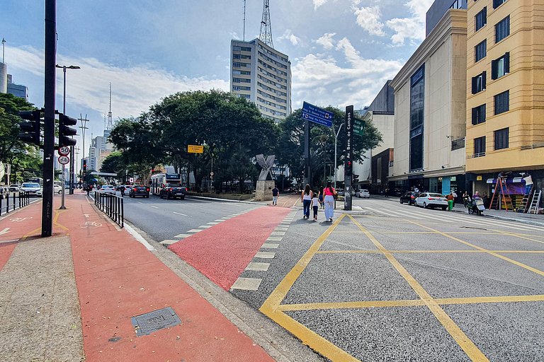 Estúdio com cama casal em prédio próximo ao metrô