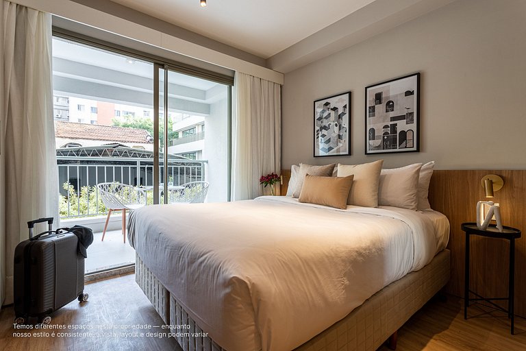 Apto com cama queen em predio com piscina