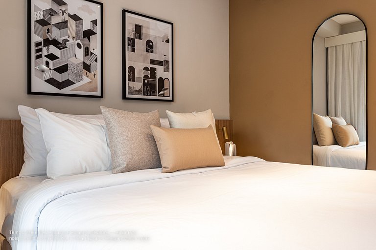 Apto com cama queen em predio com piscina