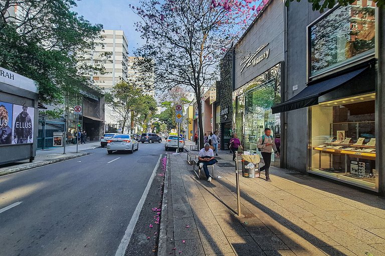 Ap novo na Rua Oscar Freire com varanda e academia