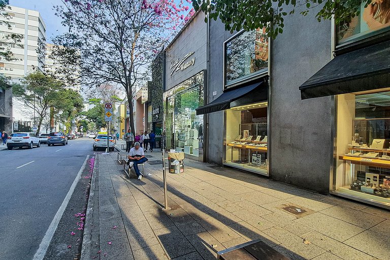 Ap novo na Rua Oscar Freire com varanda e academia