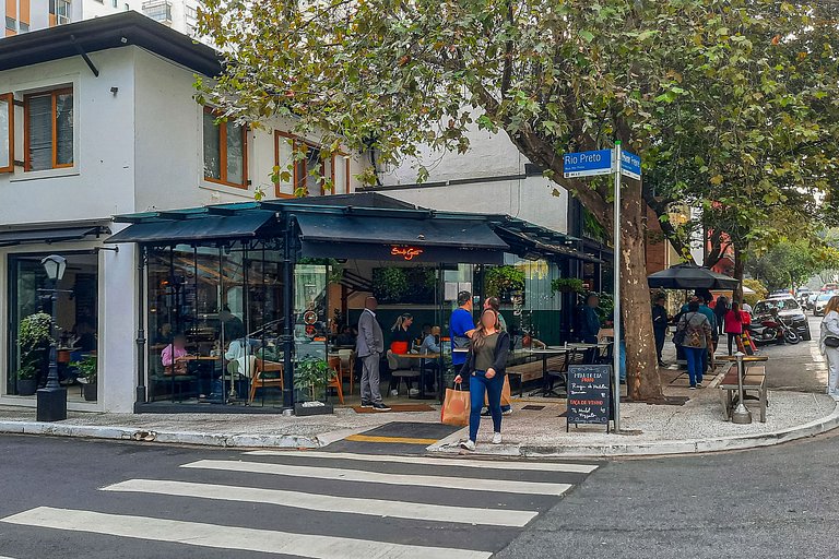 Ap novo na Rua Oscar Freire com varanda e academia