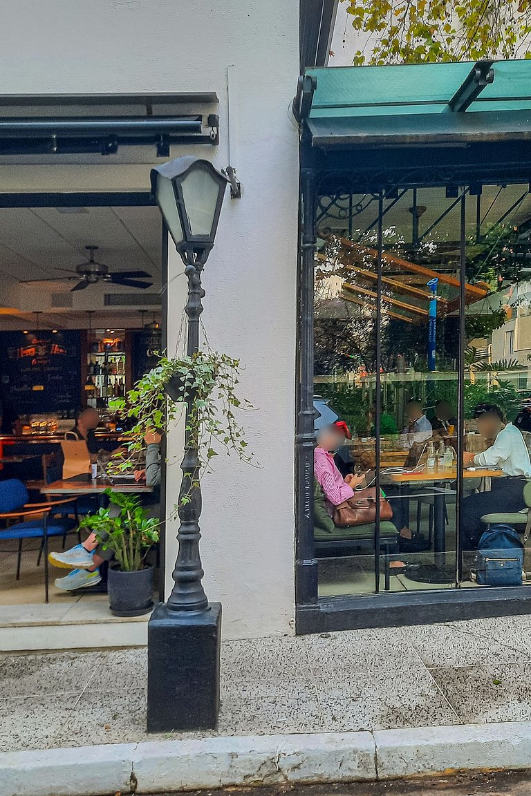 Ap novo na Rua Oscar Freire com varanda e academia