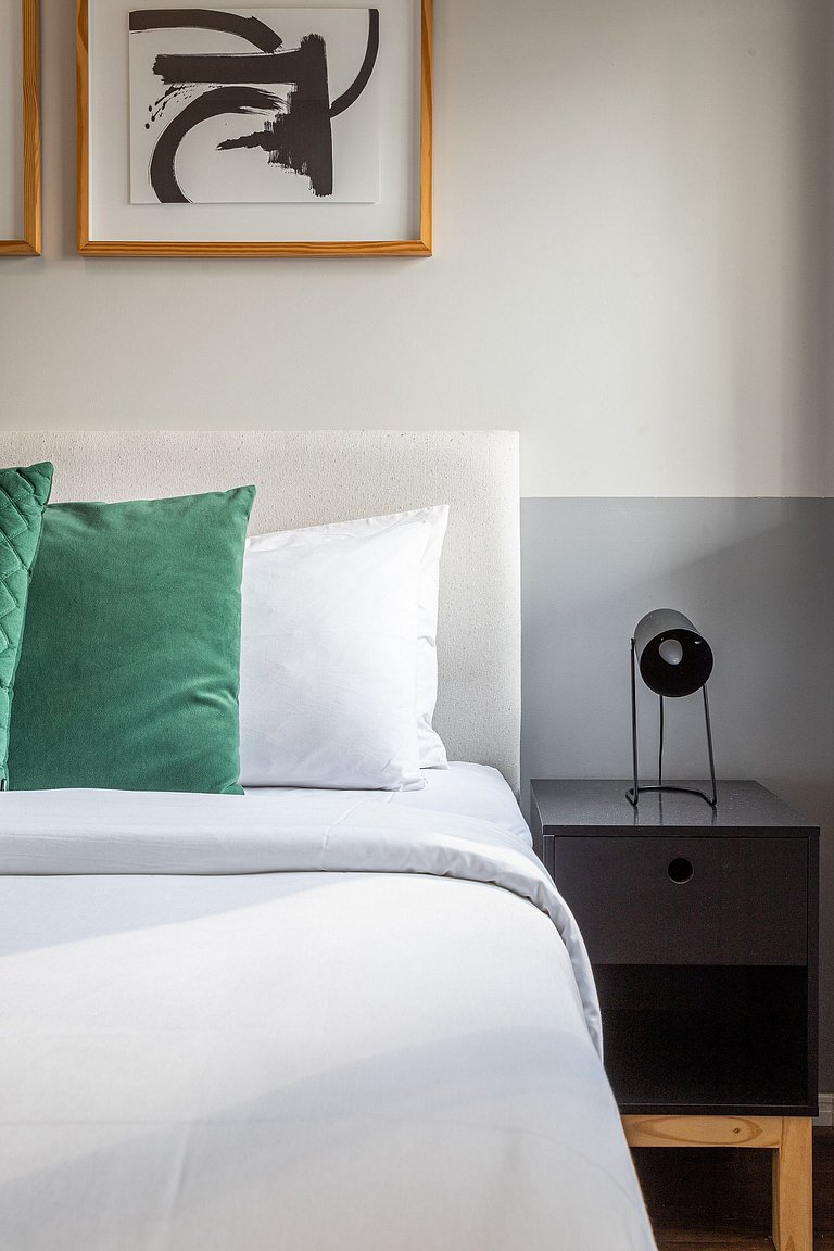 Apto com cama queen em predio completo com piscina