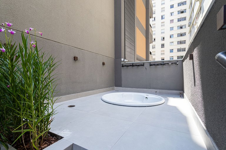 Studio funcional com área externa | Jardins