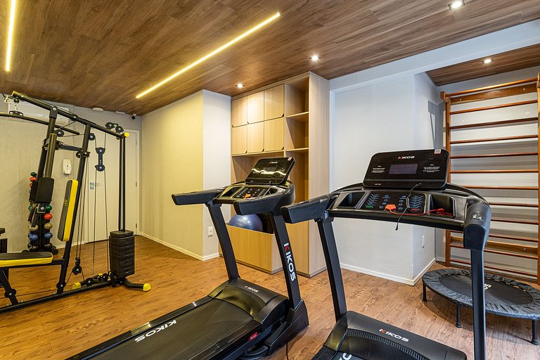 Estúdio c sacada e área externa a lado da Paulista