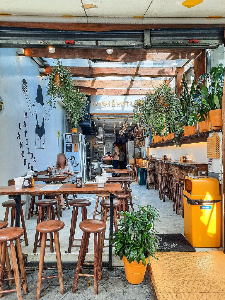 Studio c/ sacada e área externa a lado da Paulista