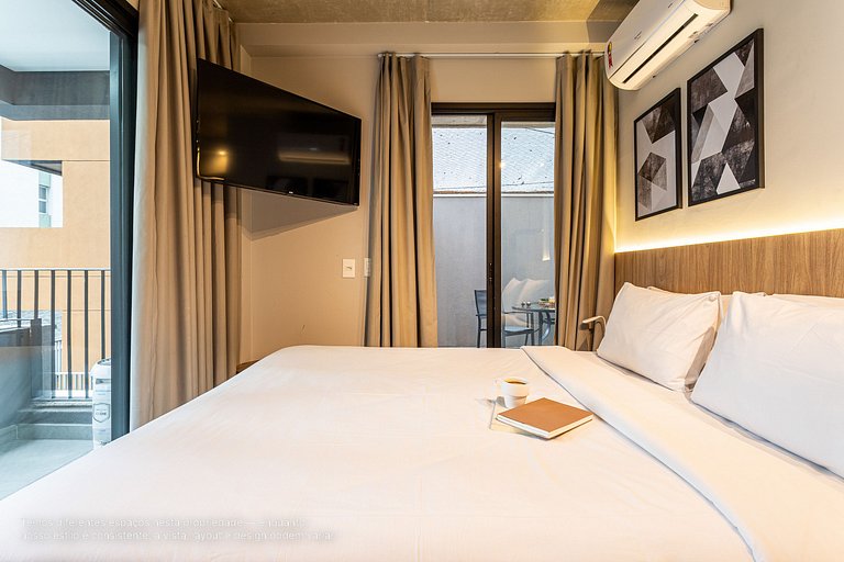 Estúdio c sacada e área externa a lado da Paulista