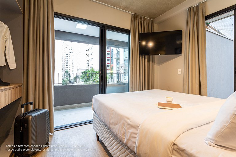 Estúdio c sacada e área externa a lado da Paulista