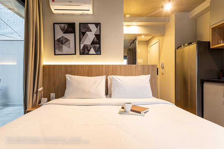 Estúdio c sacada e área externa a lado da Paulista