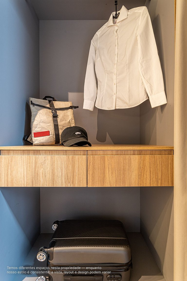 Estúdio c sacada e área externa a lado da Paulista