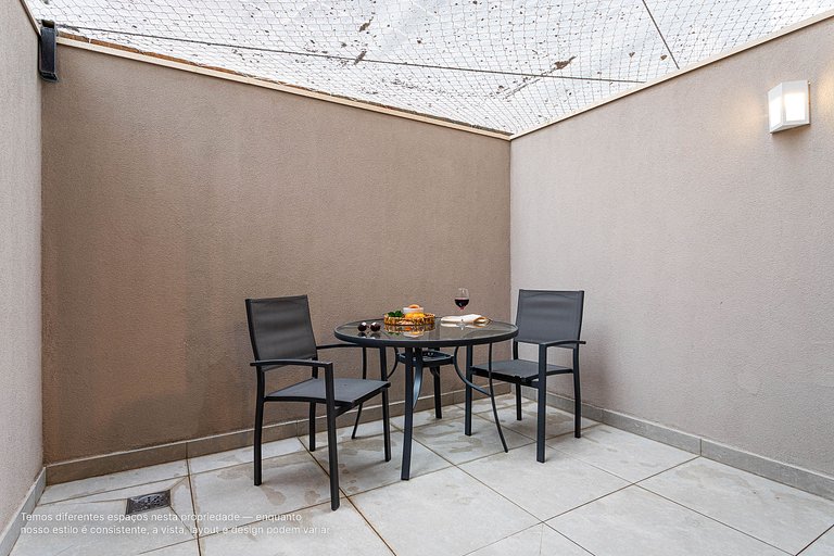 Estúdio c sacada e área externa a lado da Paulista