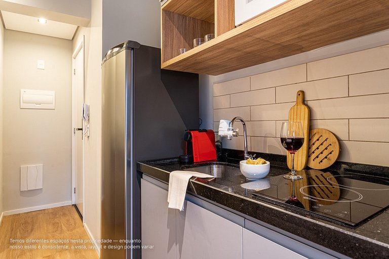 Estúdio c sacada e área externa a lado da Paulista