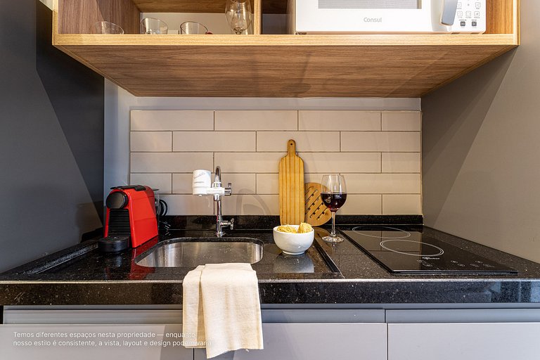 Estúdio c sacada e área externa a lado da Paulista