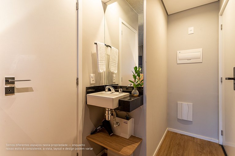 Estúdio c sacada e área externa a lado da Paulista