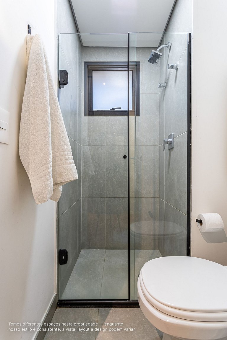 Estúdio c sacada e área externa a lado da Paulista