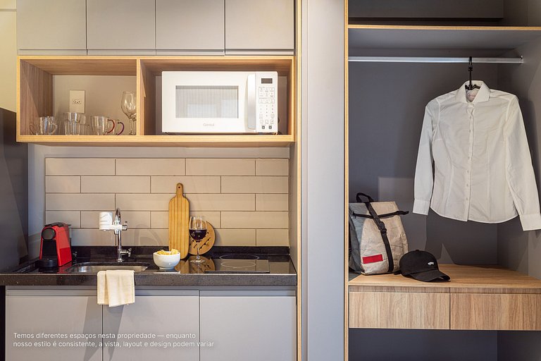 Estúdio c sacada e área externa a lado da Paulista