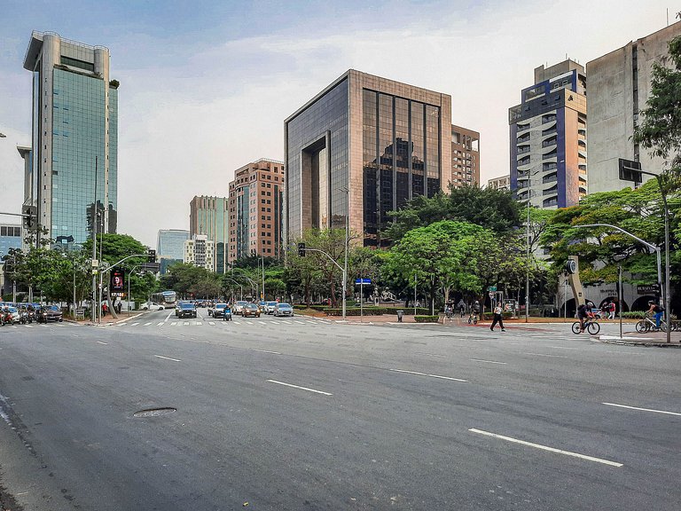 Ap com café da manhã em prédio luxo
