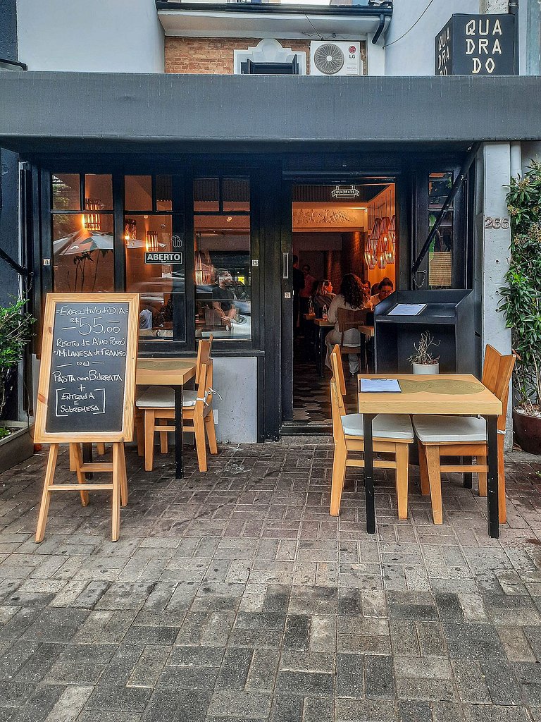 Ap com café da manhã em prédio luxo