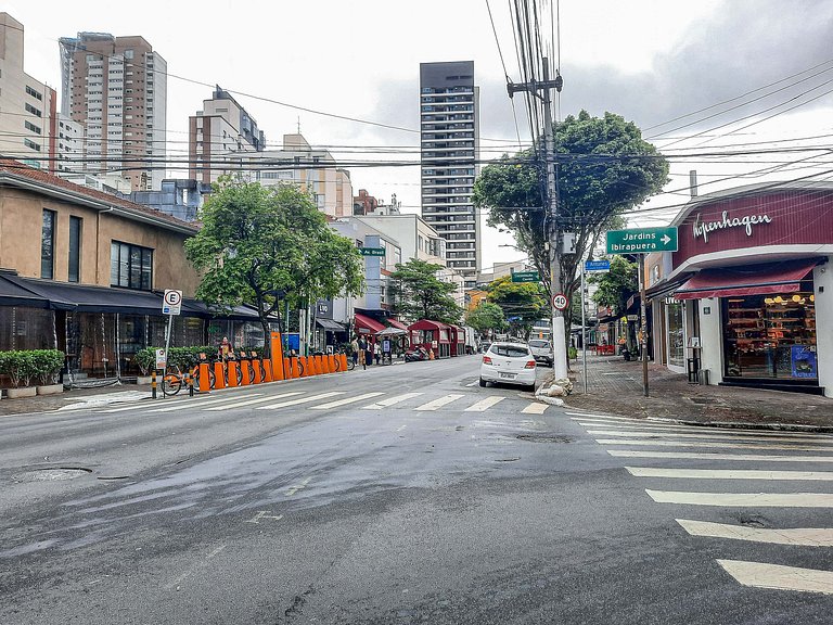 Studio c varanda, 200m da estação Fradique