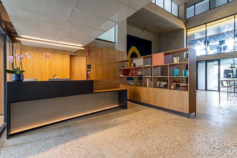Studio c varanda, 200m da estação Fradique