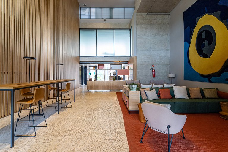 Studio c varanda, cama queen, prédio com piscina